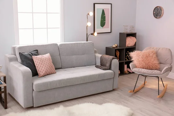 Interior elegante sala de estar com sofá confortável — Fotografia de Stock