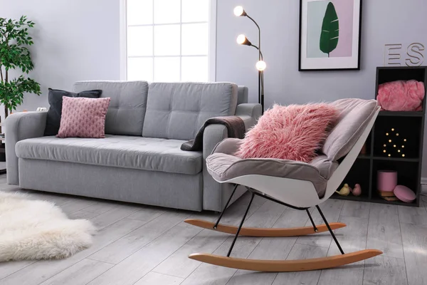 Стильний інтер'єр вітальні зі зручним диваном — стокове фото