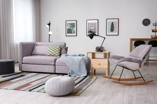 Stílusos nappali belső, kényelmes kanapéval — Stock Fotó