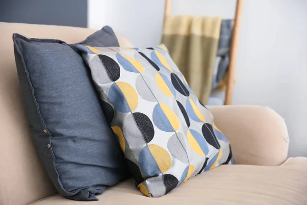 Pohodlná pohovka s polštáři v obývacím pokoji — Stock fotografie