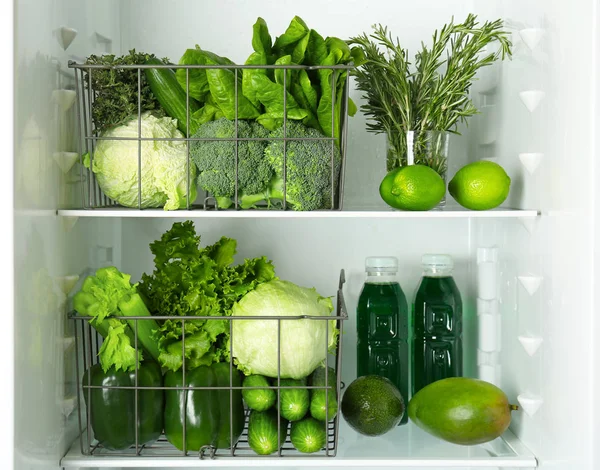 Diferentes verduras y frutas verdes en los estantes del refrigerador — Foto de Stock