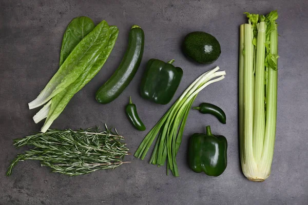 Diferentes verduras y frutas verdes sobre fondo oscuro, vista superior — Foto de Stock