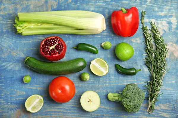 Diferentes verduras y frutas sobre fondo de madera, vista superior — Foto de Stock