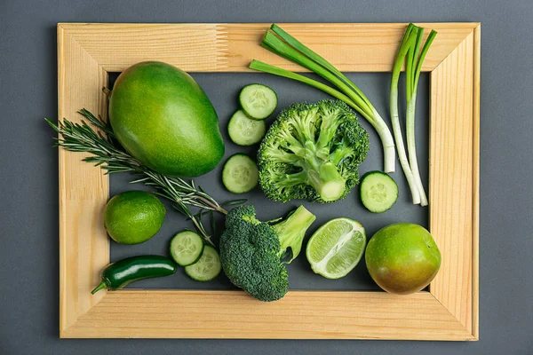 Diferentes verduras y frutas verdes en marco de madera, vista superior — Foto de Stock