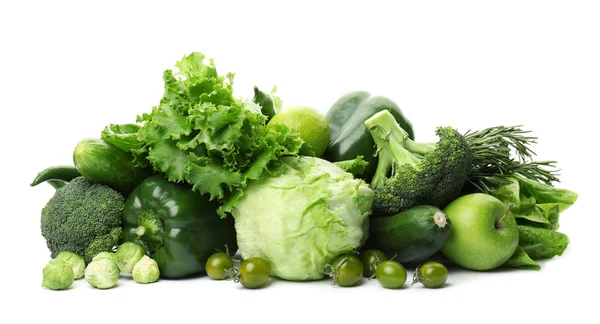 Verduras verdes e frutas no fundo branco. Fotografia alimentar — Fotografia de Stock