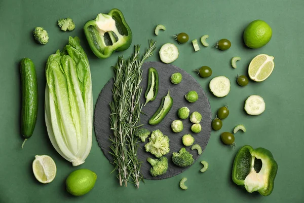 Composición plana con verduras y frutas verdes sobre fondo de color. Fotografía alimentaria — Foto de Stock