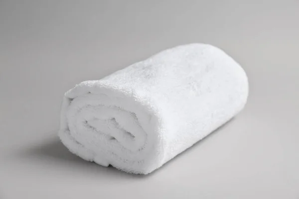 Мягкое полотенце для ванны на сером фоне — стоковое фото