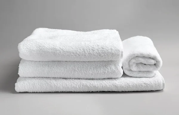 Zachte badhanddoeken op grijze achtergrond — Stockfoto