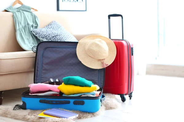 Malas de viagem embaladas dentro de casa — Fotografia de Stock