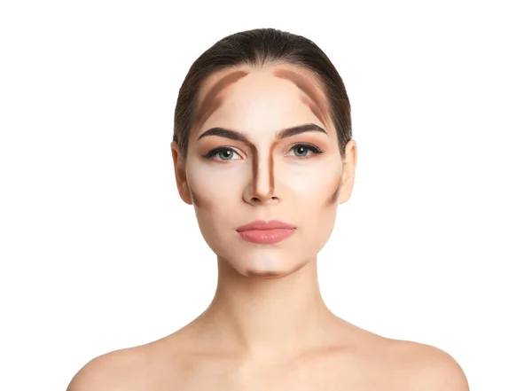 Mujer joven con líneas de contorno en su cara sobre fondo blanco. Productos de maquillaje profesional — Foto de Stock