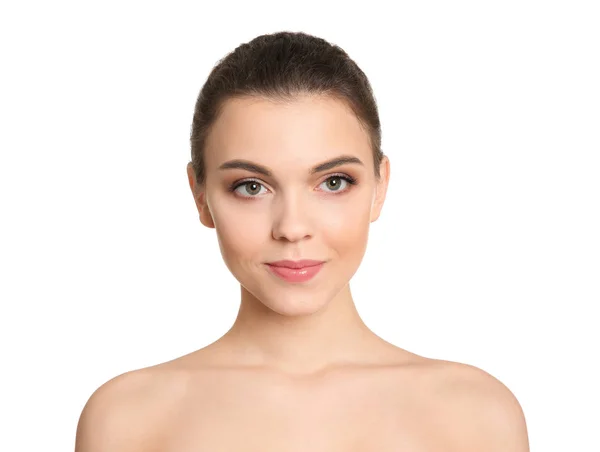 Νεαρή γυναίκα με όμορφα μακιγιάζ σε άσπρο φόντο. Επαγγελματικά καλλυντικά προϊόντα — Φωτογραφία Αρχείου