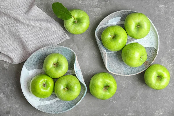 Composition avec pommes vertes fraîches sur table grise, vue de dessus — Photo