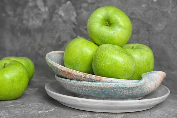 Plate with fresh green apples on table — Stock Photo, Image