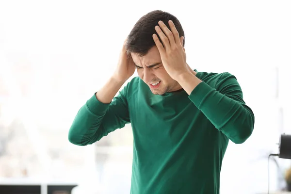 Junger Mann leidet zu Hause unter Kopfschmerzen — Stockfoto