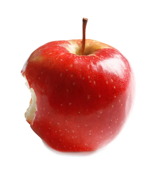 Спелое красное яблоко со следом укуса на белом фоне — стоковое фото