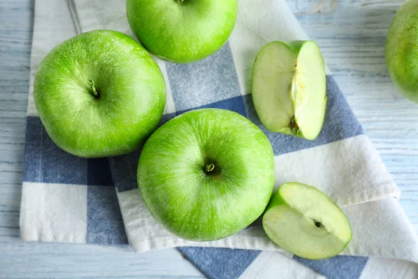 Pommes vertes fraîches sur table en bois — Photo