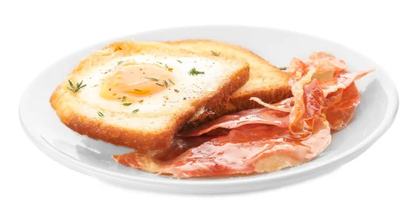 Piatto con uovo fritto, pancetta e pane tostato su sfondo bianco — Foto Stock