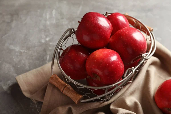 Panier avec pommes rouges fraîches mûres sur fond gris — Photo