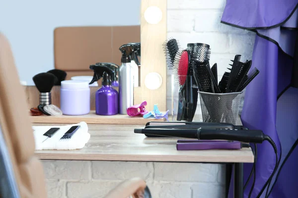 Hairdresser tools on table in salon — Stock Photo, Image