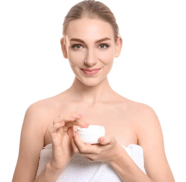 Jeune femme avec pot de crème pour le corps sur fond blanc — Photo