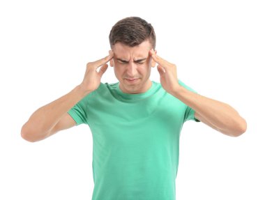 Beyaz arka planda baş ağrısı çeken genç bir adam.