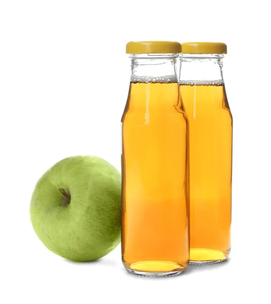 Deux bouteilles de jus de pomme et de fruits frais sur fond blanc — Photo