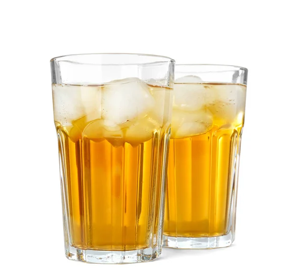 Два стакана свежего яблочного сока на белом фоне — стоковое фото