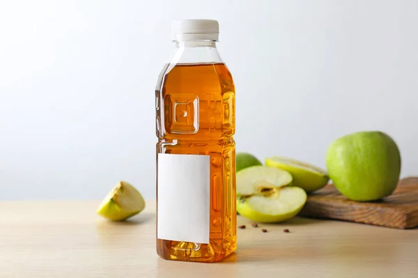 Botella de zumo de manzana fresco sobre mesa de madera — Foto de Stock