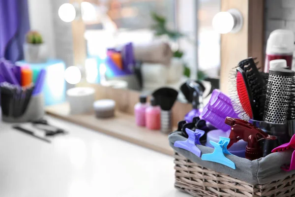 Conjunto de herramientas de peluquería en la mesa del salón — Foto de Stock