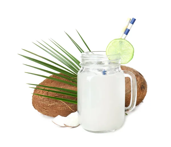 ココナッツ水と白い背景の上のナットで石工の瓶 — ストック写真