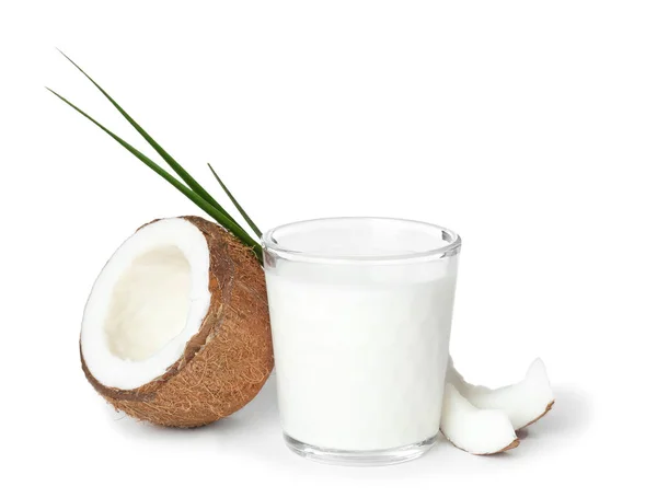 Verre de lait de coco et noix fraîches sur fond blanc — Photo
