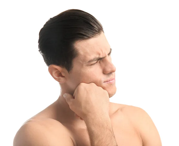 Mladý muž trpí bolestí zubů na bílém pozadí — Stock fotografie