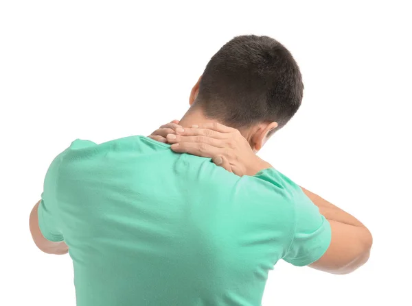 Mladý muž trpí bolesti krku na bílém pozadí — Stock fotografie