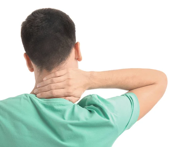 Jeune homme souffrant de douleurs au cou sur fond blanc — Photo
