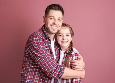 Baba ve kızı renk arka plan üzerinde sarılma. Babalar günü kutlama