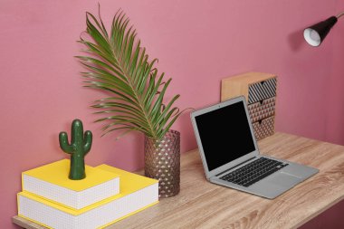 Modern şık odası iç cam vazoda tropikal yaprak ile