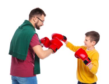 Küçük bir çocuk ve babası beyaz arka plan üzerinde boks eldiven