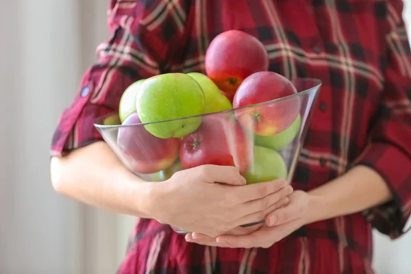 Mujer sosteniendo tazón con manzanas maduras, primer plano — Foto de Stock