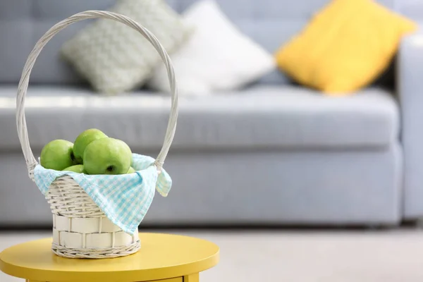 Корзина со спелыми зелеными яблоками на столе в помещении — стоковое фото