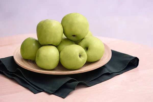 테이블에 익은 녹색 사과와 접시 — 스톡 사진