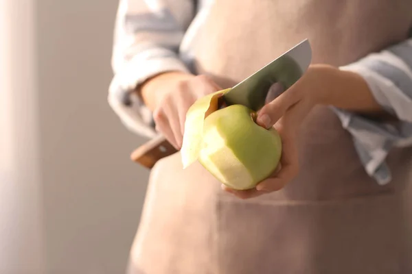 Mujer pelando manzana madura, primer plano — Foto de Stock