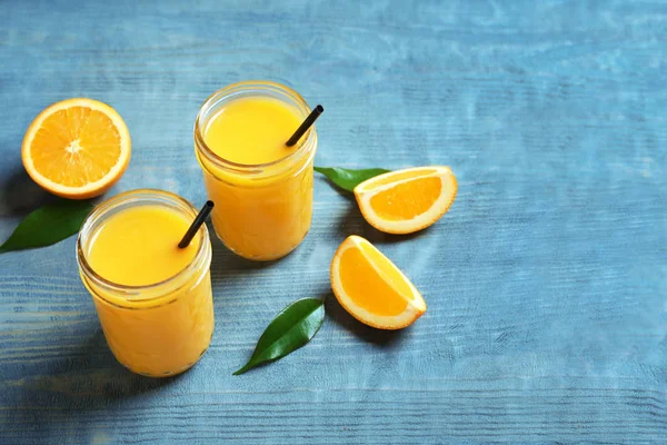 Üvegek, a narancslé és a friss gyümölcsök, a táblázat — Stock Fotó