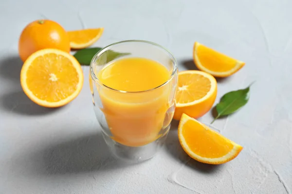 Склянка апельсинового соку та свіжих фруктів на столі — стокове фото