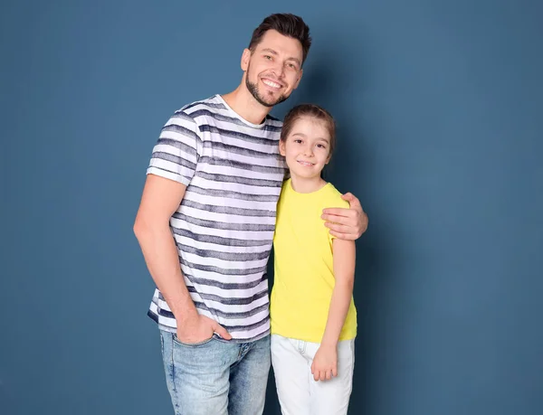 Papá y su hija abrazándose en el fondo de color. Celebración del Día del Padre — Foto de Stock