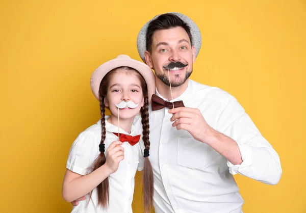 Papai e sua filha se divertindo no fundo de cor. Celebração do dia do pai — Fotografia de Stock