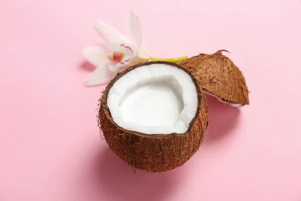 Noix avec du lait de coco frais sur fond de couleur — Photo