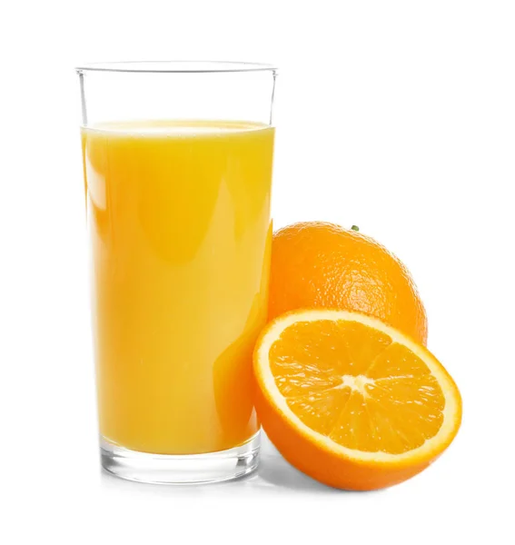 Стекло апельсинового сока и свежих фруктов, изолированных на белом — стоковое фото