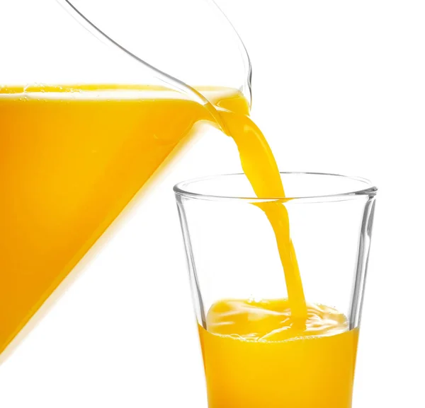Χύνοντας φρέσκο χυμό πορτοκαλιού, σε ποτήρι σε λευκό φόντο — Φωτογραφία Αρχείου
