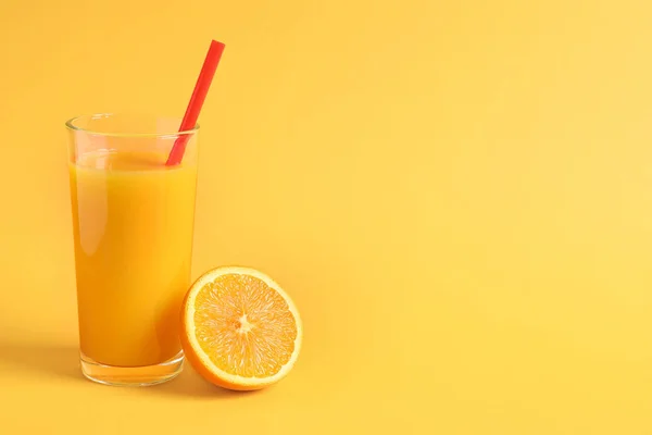 Стекло апельсинового сока со свежими фруктами на цветном фоне — стоковое фото