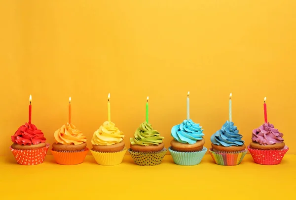 Birthday cupcakes med ljusen på Cologne bakgrunden — Stockfoto
